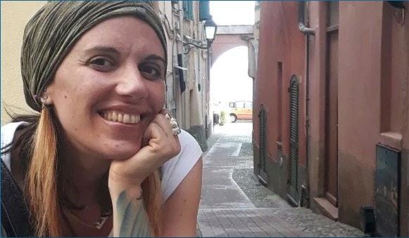 Итальянка из Турина возмущена что ее не берут на работу из татуировок на руках.