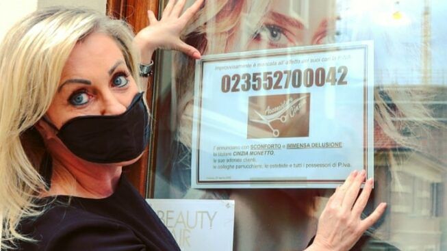 Похоронный плакат для бизнеса в Италии инициатива парикмахера Турин