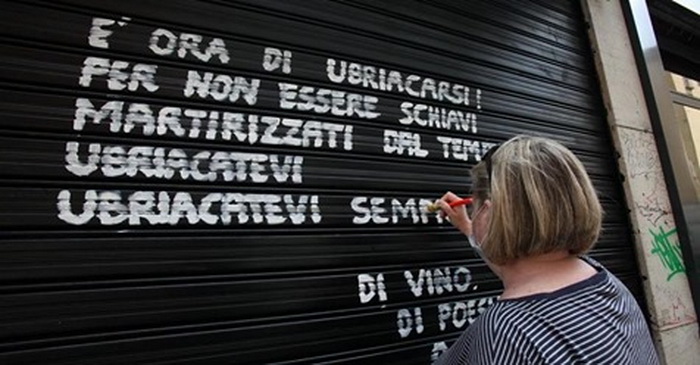 Надписи на ставнях закрытых магазинов в Италии Турин