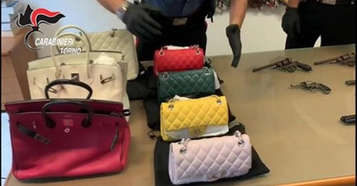 Фирменные сумки и оружие в Турине изъяли при поиске наркотиков