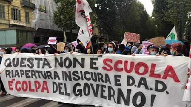 Первая демонстрация в Турине, после открытия школ